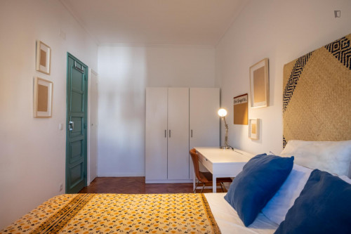 Cosy double bedroom in a 3-bedroom apartment