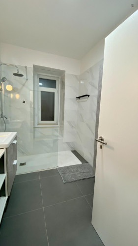 Cozy double bedroom, renovated apartment in Arroios - Gallery - 9