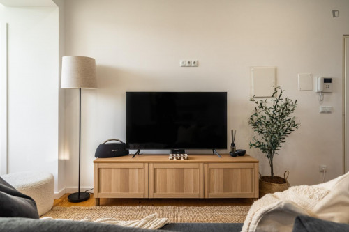 Very elegant 2-bedroom apartment in Campolide - Gallery - 25