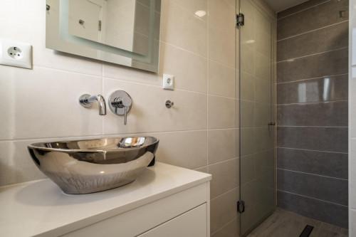 Very elegant 2-bedroom apartment in Campolide - Gallery - 16
