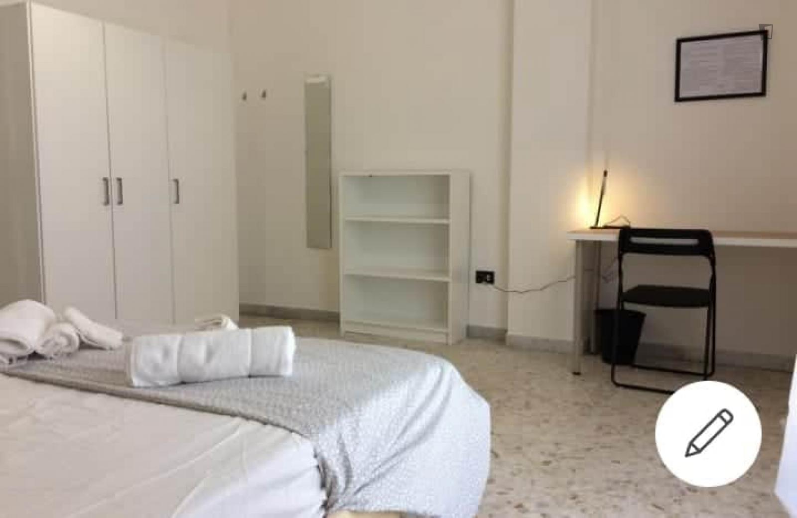 Large And Bright Bedroom In A 3-Bedroom Flat Near Quintino Sella Train Station - 1