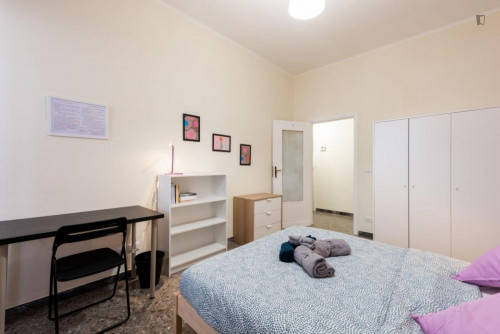 Charming double bedroom in a 4-bedroom apartment near Bari F. Crispi metro station - Gallery - 5
