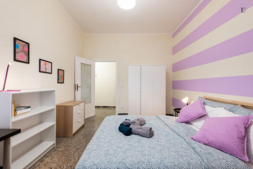 Charming double bedroom in a 4-bedroom apartment near Bari F. Crispi metro station