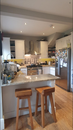Comfortable double bedroom near Bounds Green tube station. Sole use of bathroom