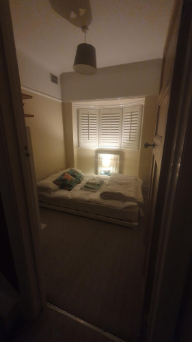 Comfortable double bedroom near Bounds Green tube station. Sole use of bathroom