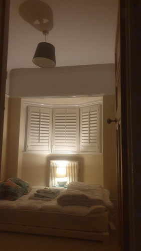 Comfortable double bedroom near Bounds Green tube station. Sole use of bathroom