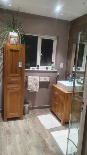 Comfortable double bedroom near Bounds Green tube station. Sole use of bathroom - Gallery - 5