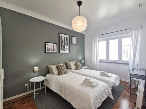Welcoming 2-bedroom apartment in Graça - Gallery - 17