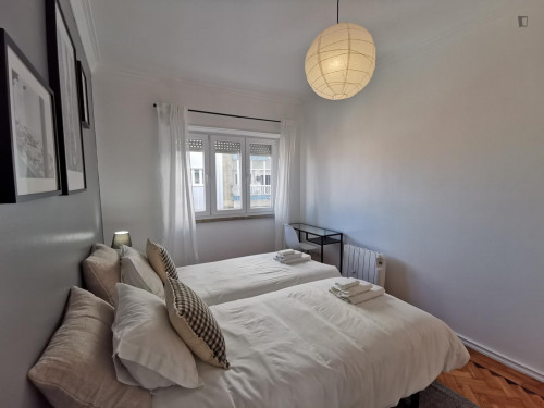 Welcoming 2-bedroom apartment in Graça - Gallery - 14