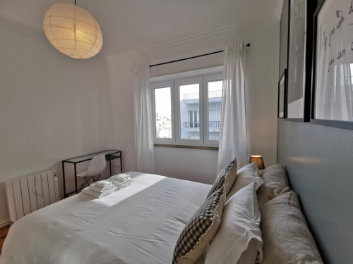 Welcoming 2-bedroom apartment in Graça - Gallery - 9