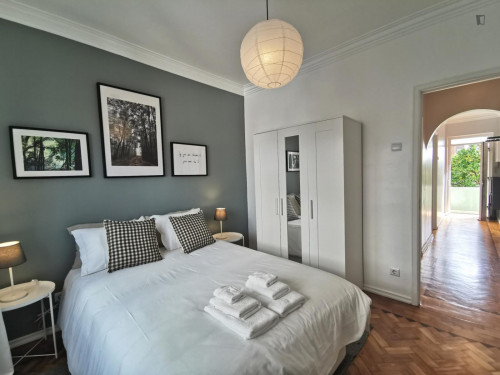Welcoming 2-bedroom apartment in Graça - Gallery - 10