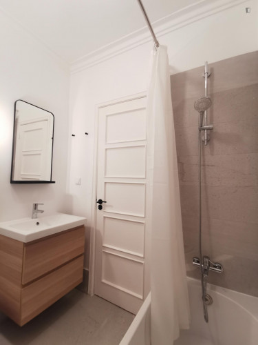 Welcoming 2-bedroom apartment in Graça - Gallery - 19