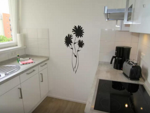 Modern double bedroom close to Paracelsus-Bad metro station - Gallery - 3