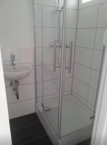 Modern double bedroom close to Paracelsus-Bad metro station - Gallery - 9