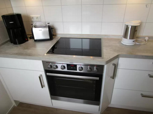 Modern double bedroom close to Paracelsus-Bad metro station - Gallery - 5