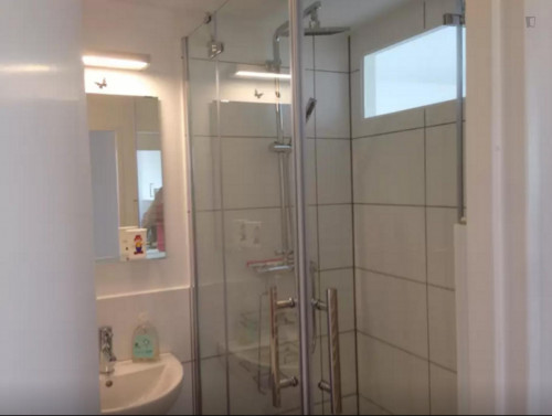 Modern double bedroom close to Paracelsus-Bad metro station - Gallery - 7