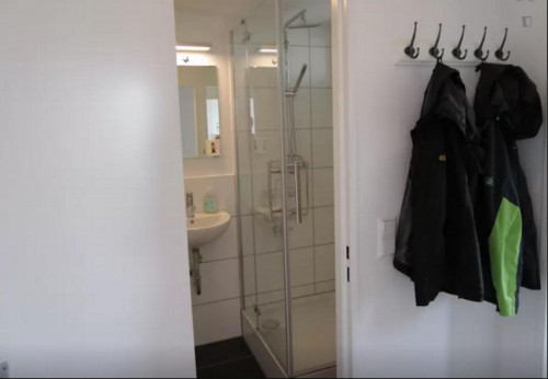 Modern double bedroom close to Paracelsus-Bad metro station - Gallery - 6
