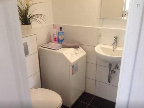 Modern double bedroom close to Paracelsus-Bad metro station - Gallery - 8