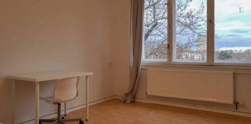 Spacious single bedroom in 2-bedroom apartment