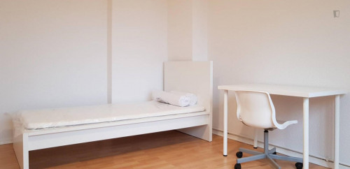 Spacious single bedroom in 2-bedroom apartment