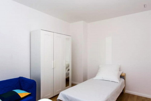 Cozy single bedroom in a 4-bedroom apartment near Betriebsbahnhof Berlin-Schöneweide train station - Gallery - 10