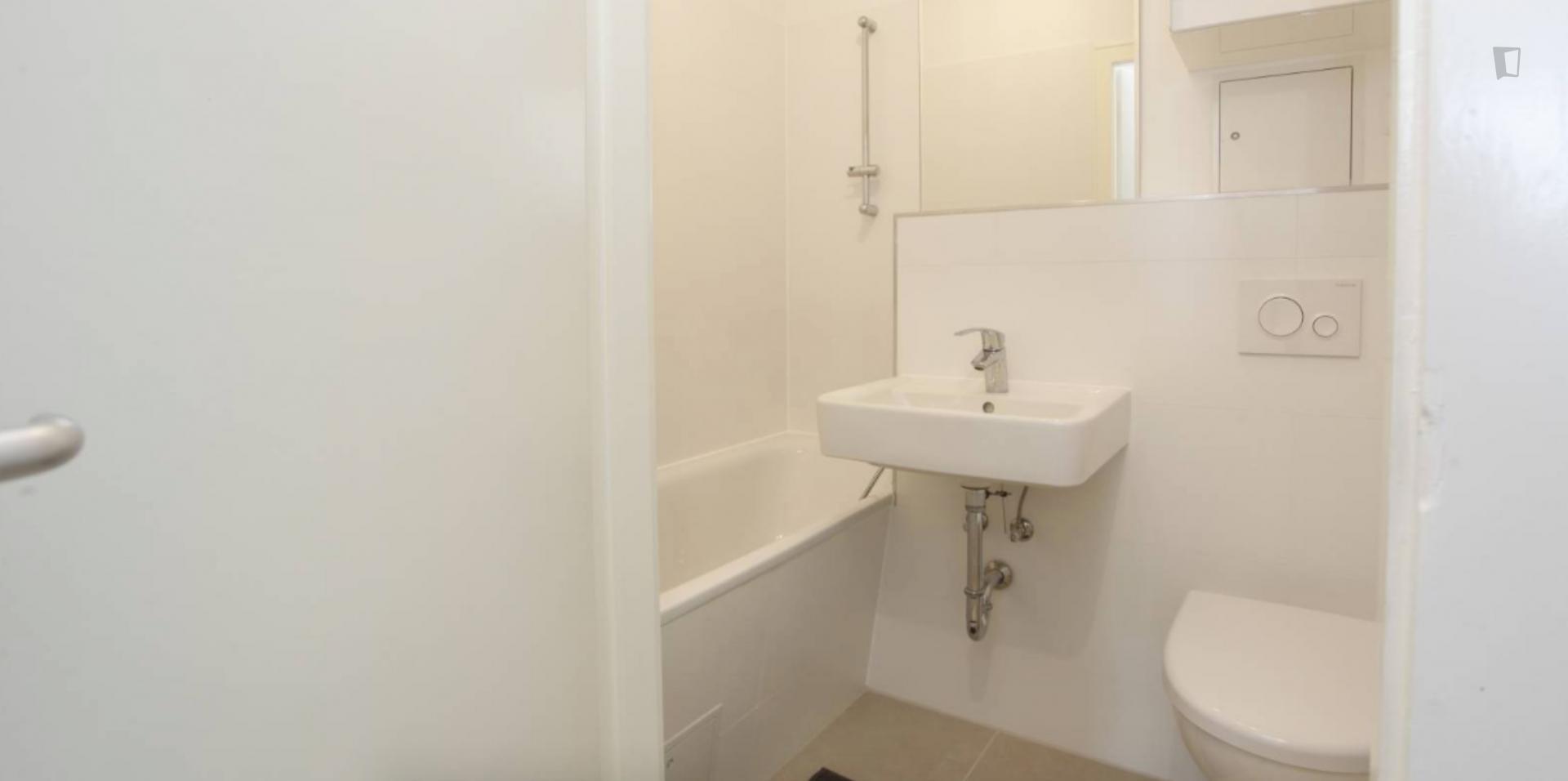 Homely single bedroom in shared bedroom apartment