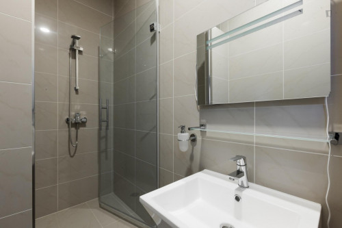 Single bedroom in 6-bedroom house