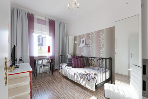 Single bedroom in 6-bedroom house