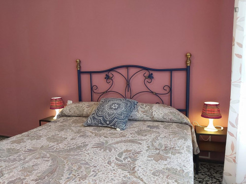 Very comfy double bedroom near the Ayora metro