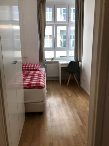 Bright single bedroom in a 7-bedroom flat in Schöneberg - Gallery - 10