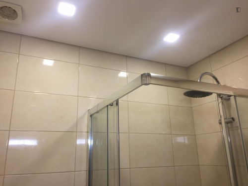 Spacious double bedroom in trendy Alvalade - Gallery - 6