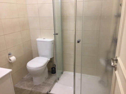 Spacious double bedroom in trendy Alvalade