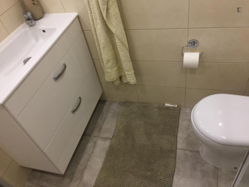 Spacious double bedroom in trendy Alvalade - Gallery - 10