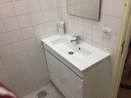 Spacious double bedroom in trendy Alvalade - Gallery - 9