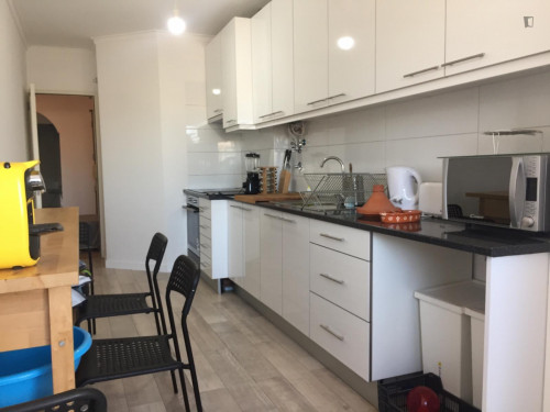 Spacious double bedroom in trendy Alvalade - Gallery - 11