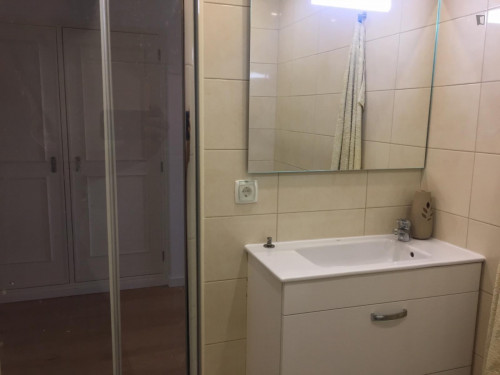 Spacious double bedroom in trendy Alvalade - Gallery - 5