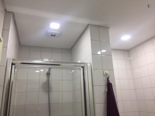 Spacious double bedroom in trendy Alvalade - Gallery - 8