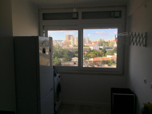 Spacious double bedroom in trendy Alvalade - Gallery - 13