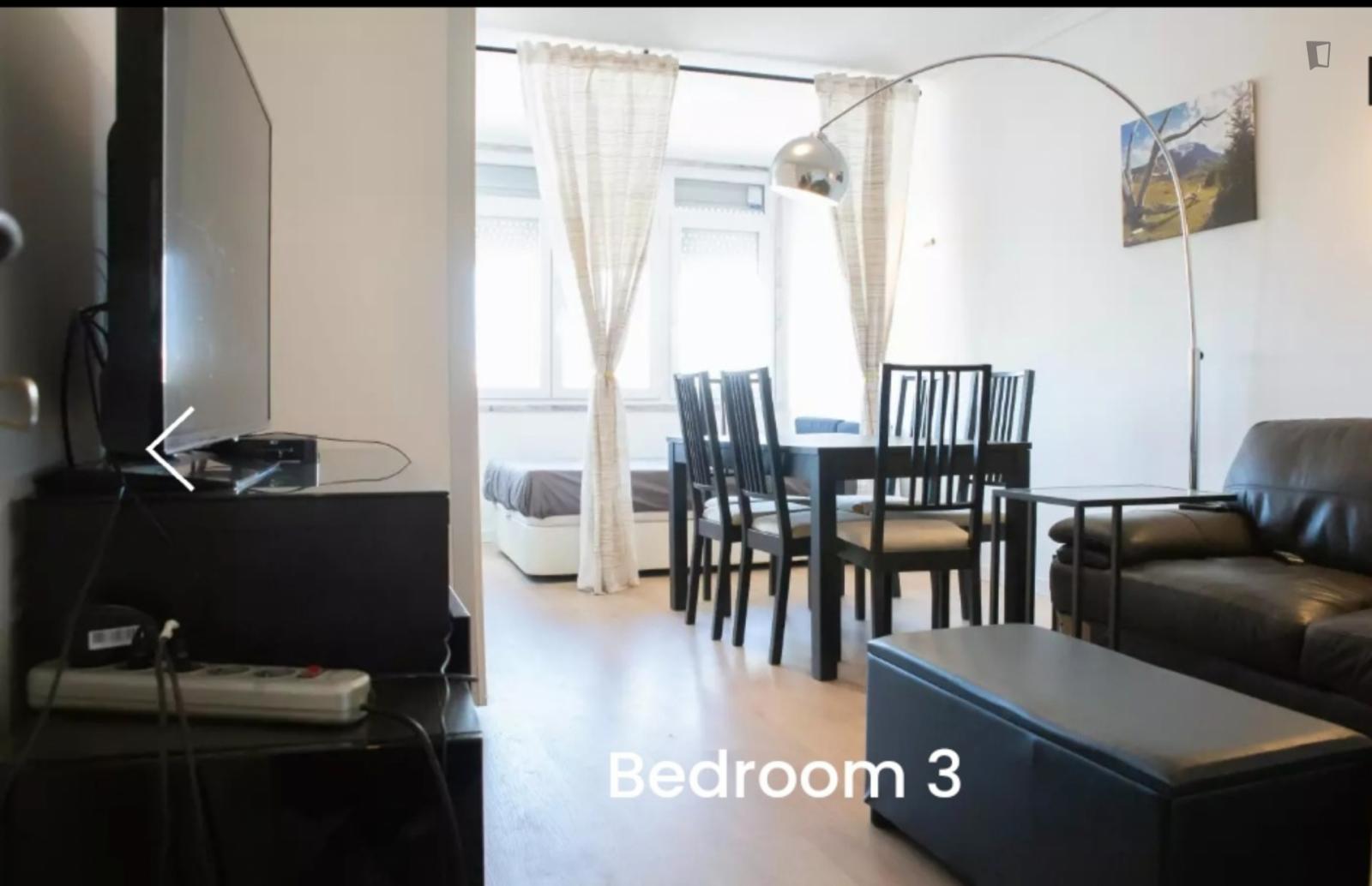 Spacious Double Bedroom In Trendy Alvalade - 1