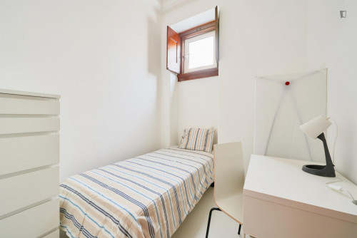 Comfortable single bedroom near the Saldanha metro