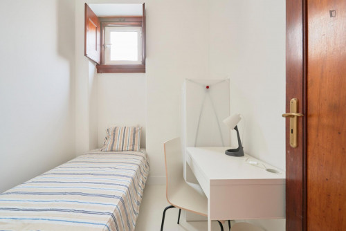 Comfortable single bedroom near the Saldanha metro