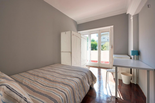 Enchanting double bedroom in a student flat, in Entrecampos