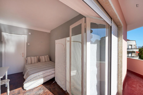 Enchanting double bedroom in a student flat, in Entrecampos