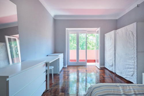 Ample double bedroom in an 11-bedroom flat, near Instituto Superior Técnico