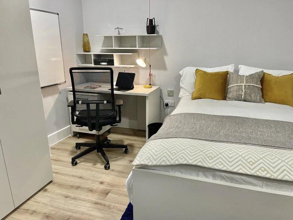 Second Floor Studio (Courtyard/Town View) - 40