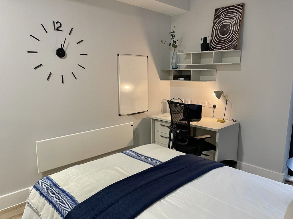 Second Floor Studio (Courtyard/Town View) - 7
