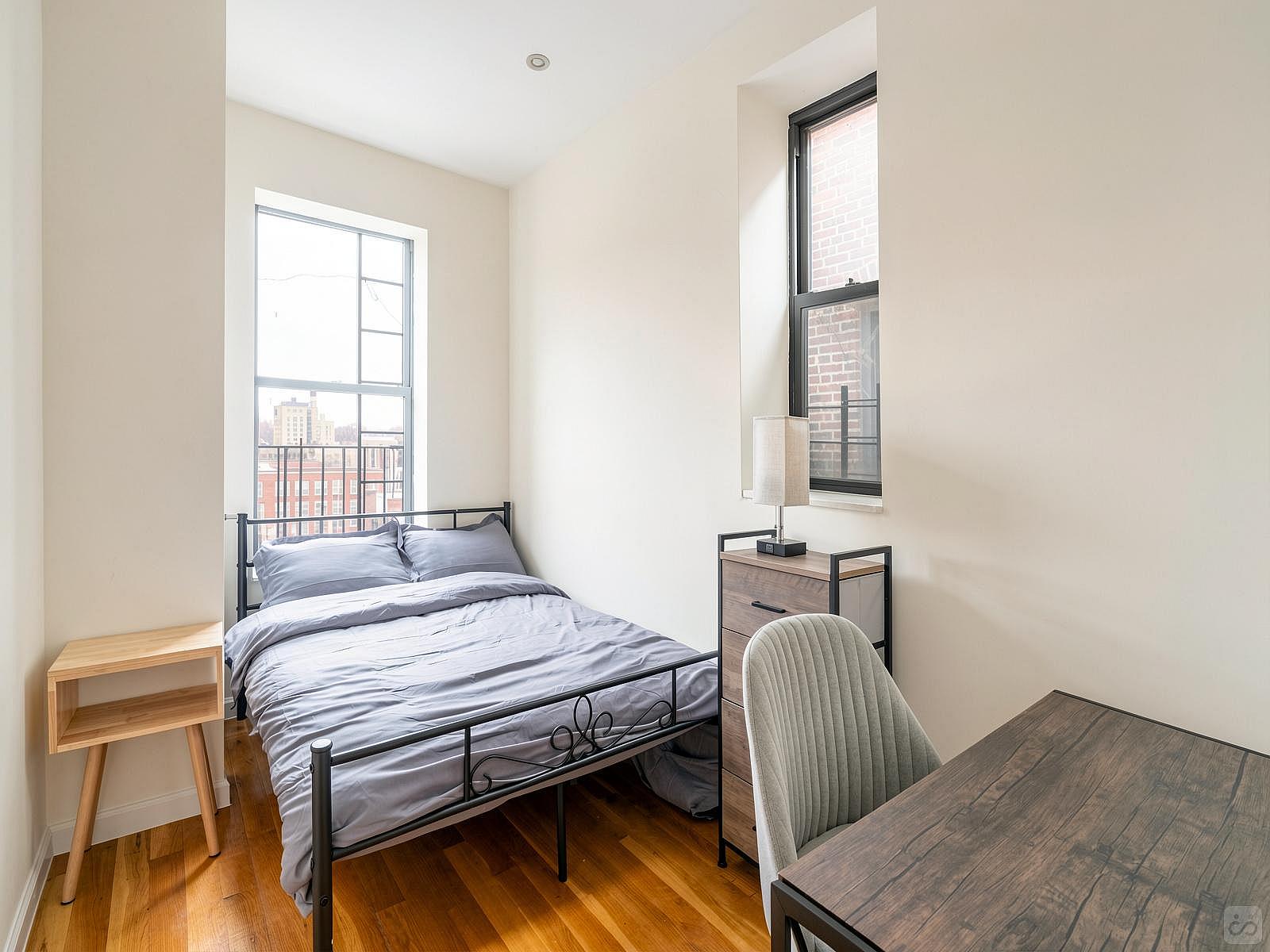  Medium Room W/ Desk And AC (801)  -  Stunning Bright Complex w/ Terrace + Coworking  - Gallery -  13