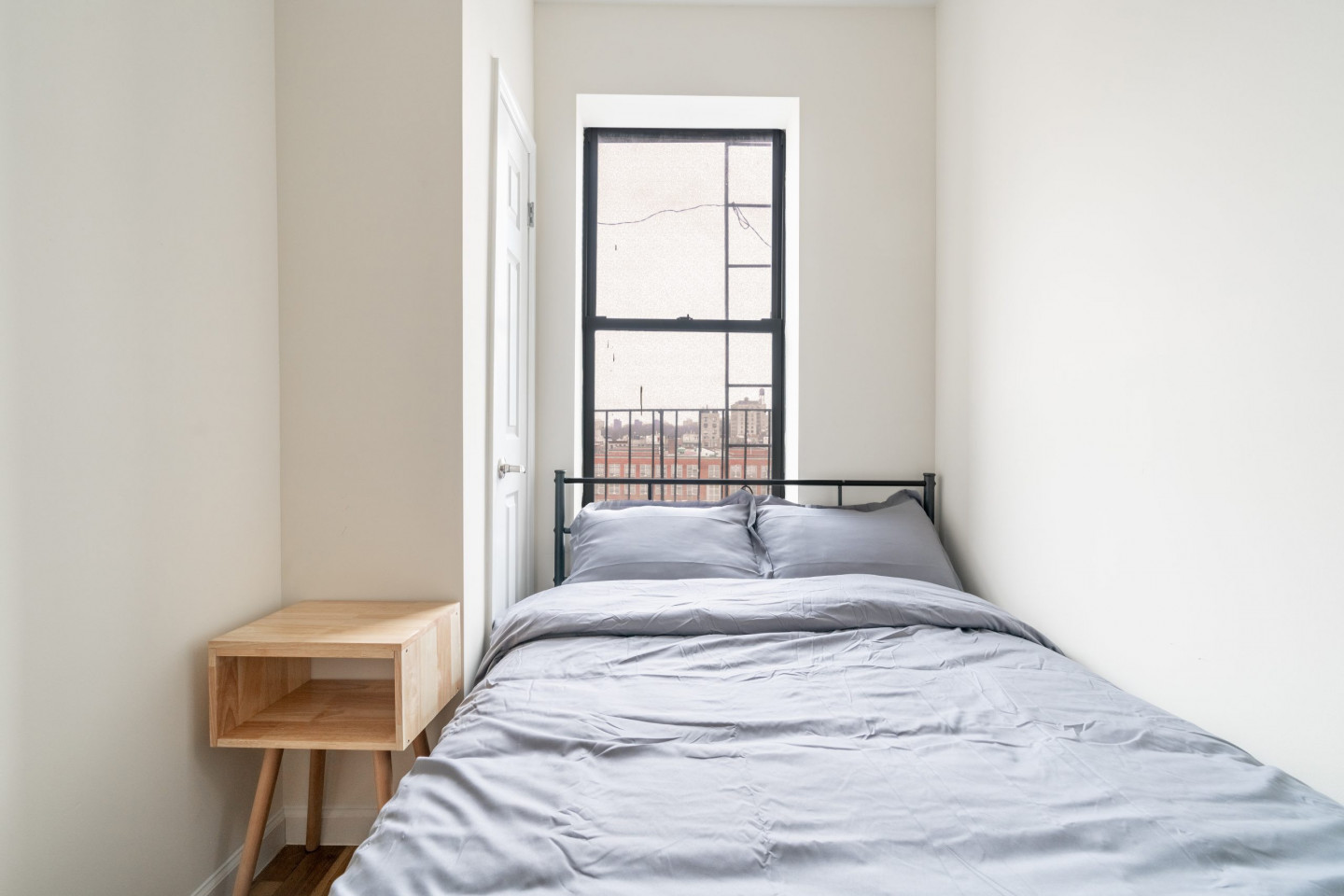  Medium Room W/ Desk And AC (801)  -  Stunning Bright Complex w/ Terrace + Coworking  - Gallery -  8