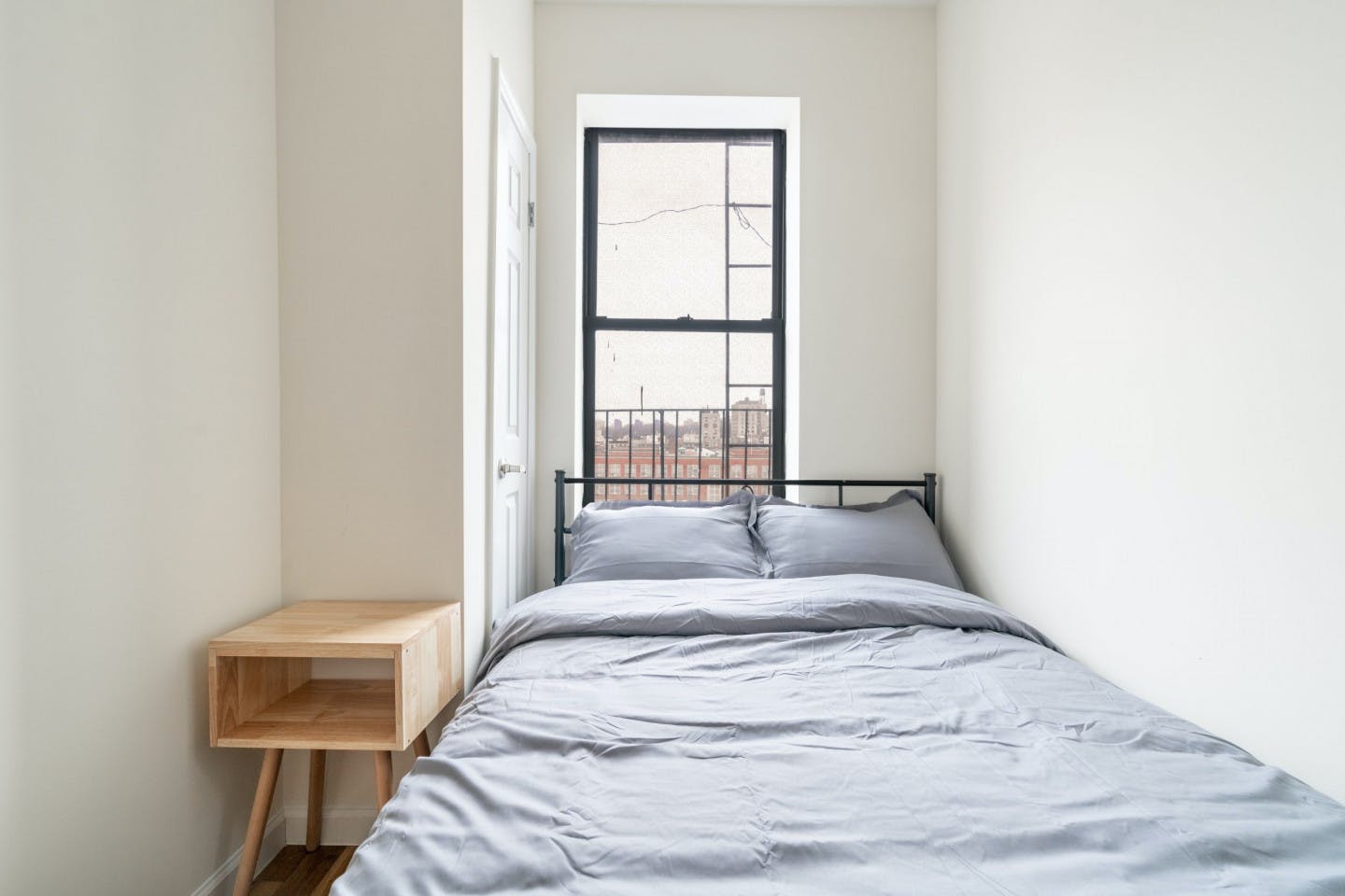  Medium Room W/ Desk And AC (801)  -  Stunning Bright Complex w/ Terrace + Coworking  - Gallery -  2