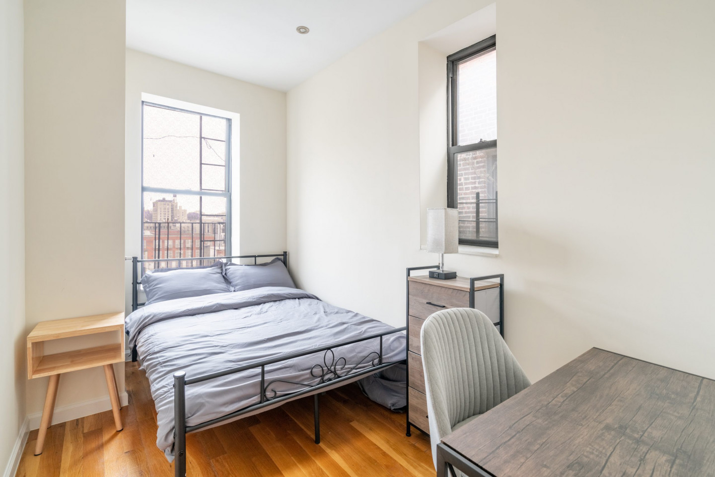  Medium Room W/ Desk And AC (801)  -  Stunning Bright Complex w/ Terrace + Coworking  - Gallery -  7
